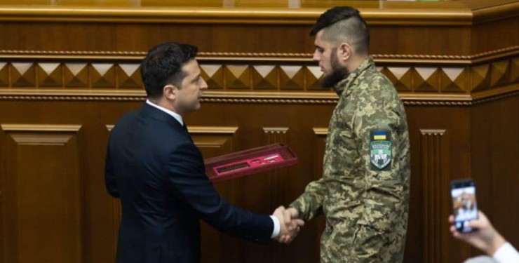 Ζελένσκι και Ουκρανοί νεο-ναζί: μια σχέση φιλίας με τις ευλογίες της Υπερεθνικής Ελίτ